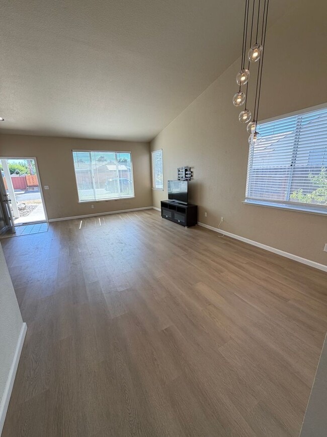 5431 Lakespring Dr
