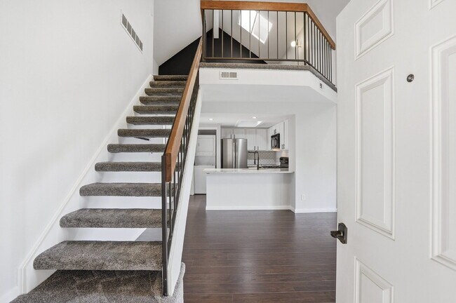 $1,945.95- 1 Bed, 1 Bath Updated Lofted Condo in Boulder with Central AC and In-Unit Laundry!