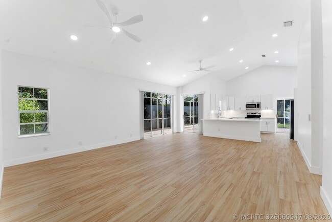 Photo - 897 Dickens Pl