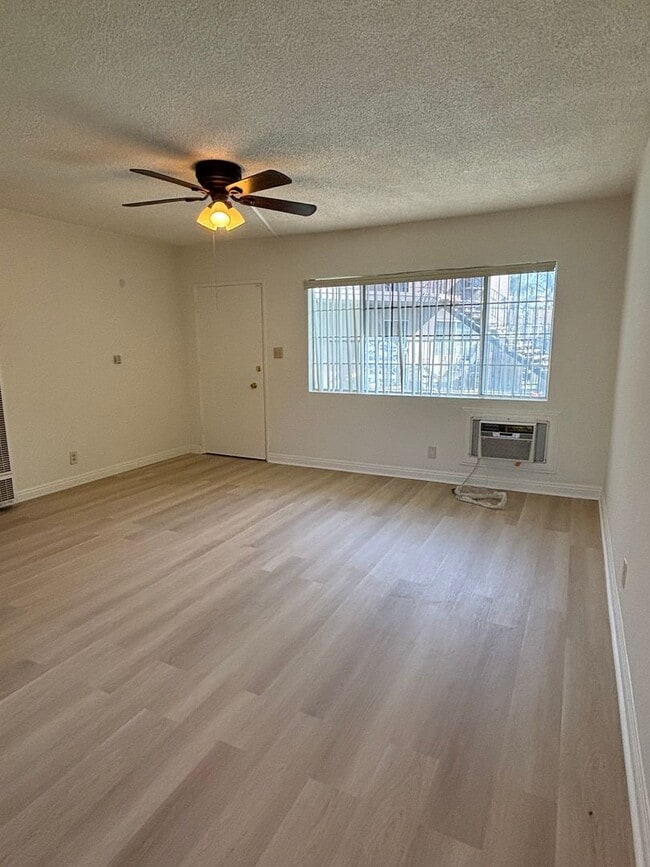 Photo - Charming 1-Bedroom in Los Angeles with Pool – Available Now! Unidad B
