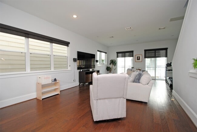 Building Photo - 1262 N Post Oak Rd Unit B Rental