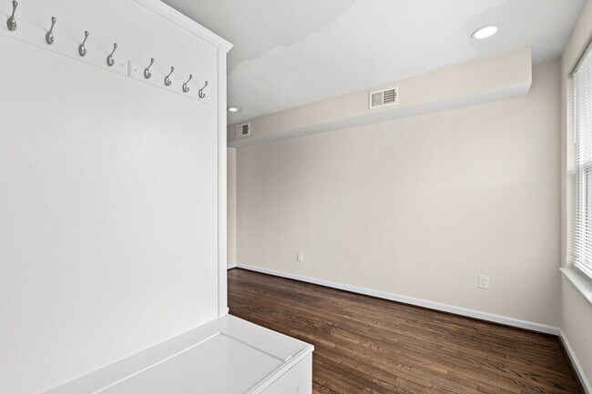 Photo - 53 Victor St NE