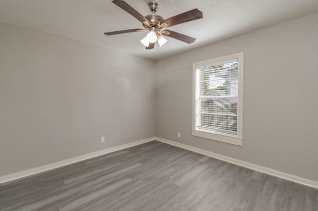 Building Photo - 208 17th Ave N