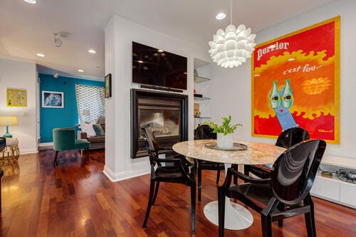 Comedor con televisión y chimenea. - 5831 Seawalk Dr