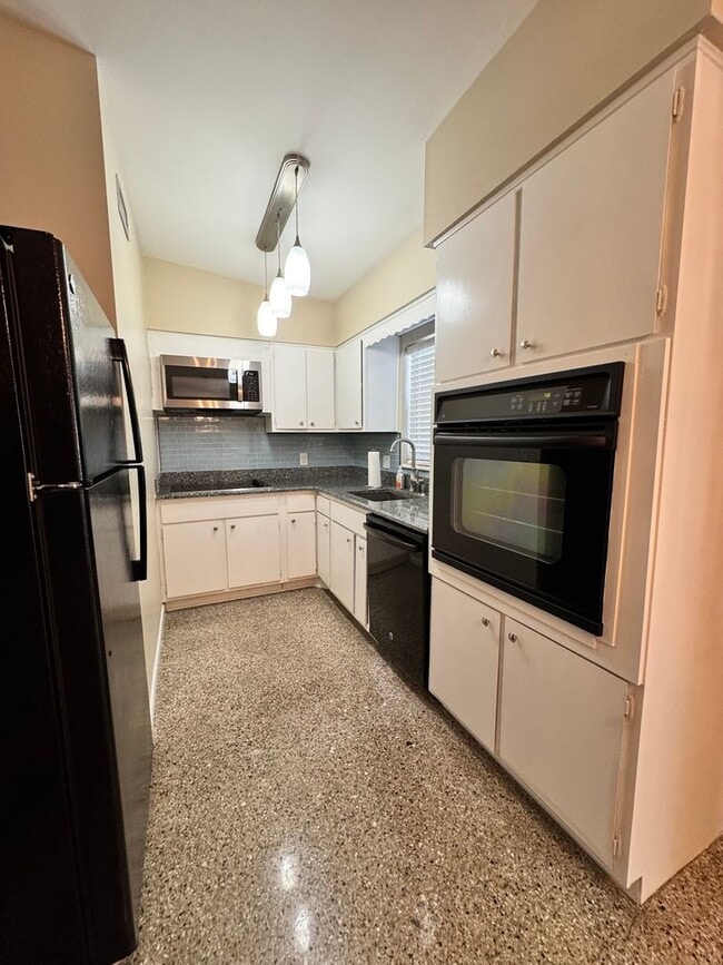 Photo - 813 Center Ln