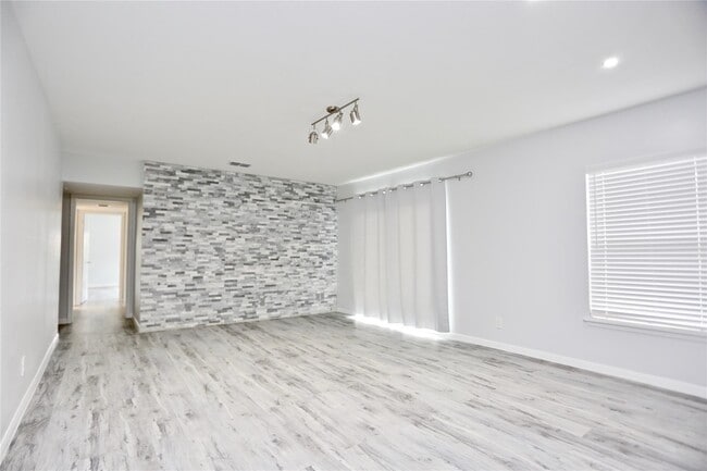 Photo - 2824 Briarhurst Dr Unit 16