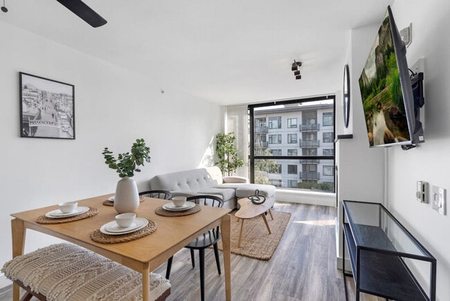 Building Photo - 124 W 1st St Unit ID1051810P