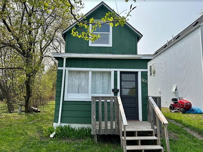 Building Photo - "Charming 2-Bedroom Home with Spacious 1,5...