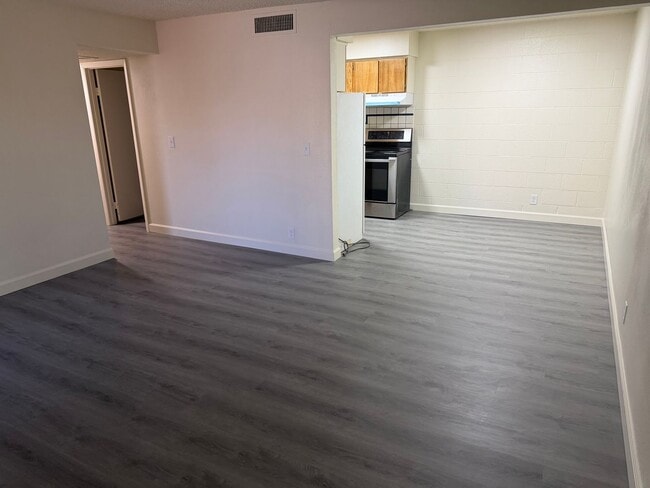 Building Photo - 2 Bedroom 1 Bath In Central Las Vegas Unit 7