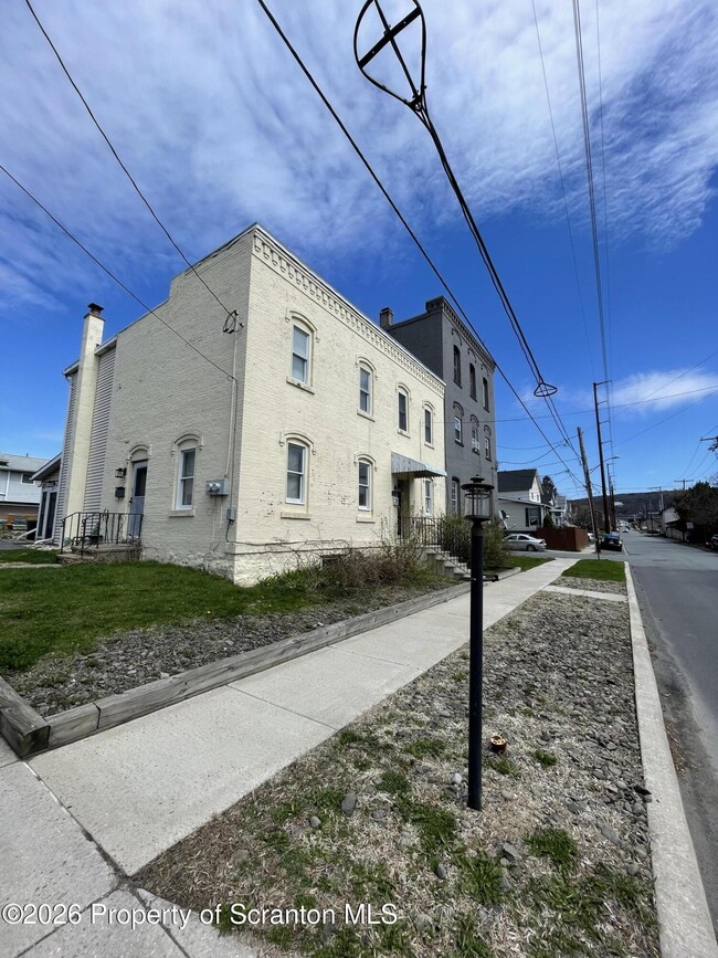 Building Photo - 715 Mill St