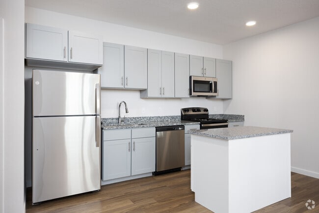 2BR, 2BA - 848SF - Kitchen