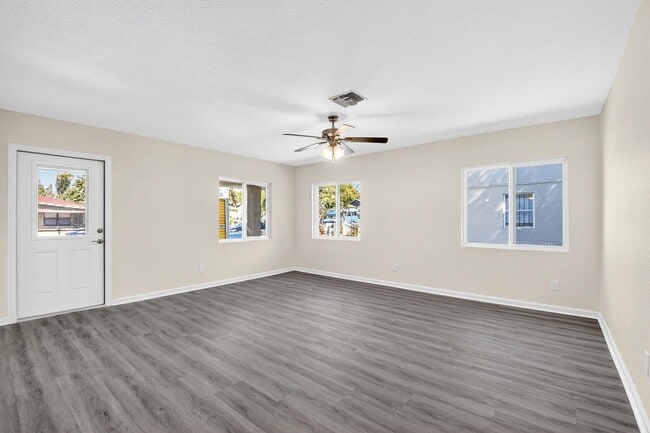 Photo - 857 W 3rd St