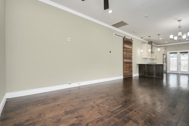 Photo - 318 Ennis St