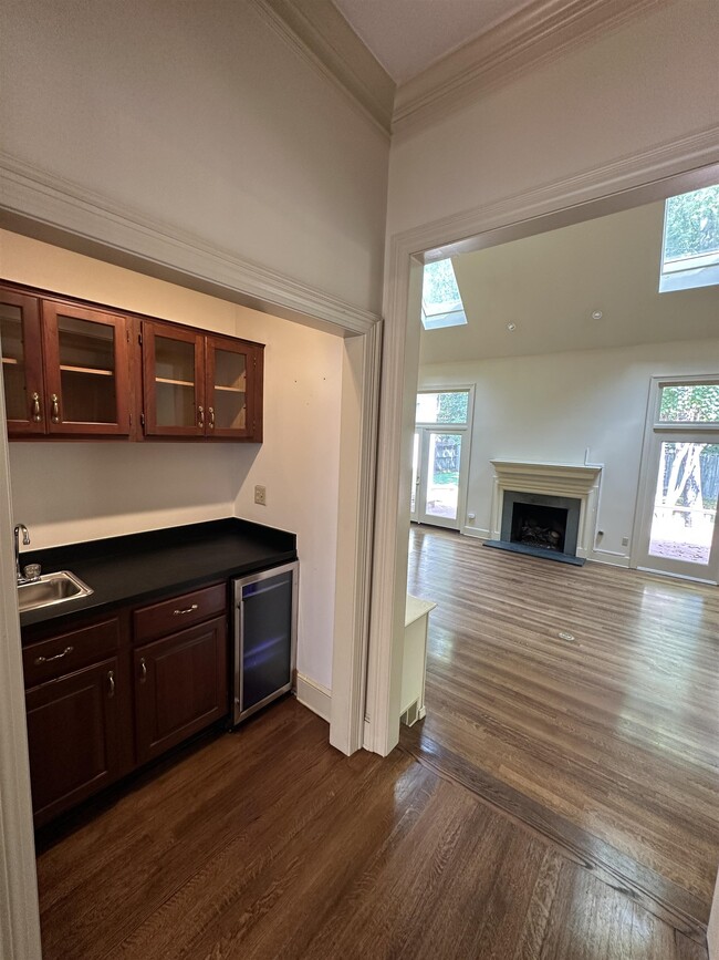 Photo - 320 River Oaks Rd N