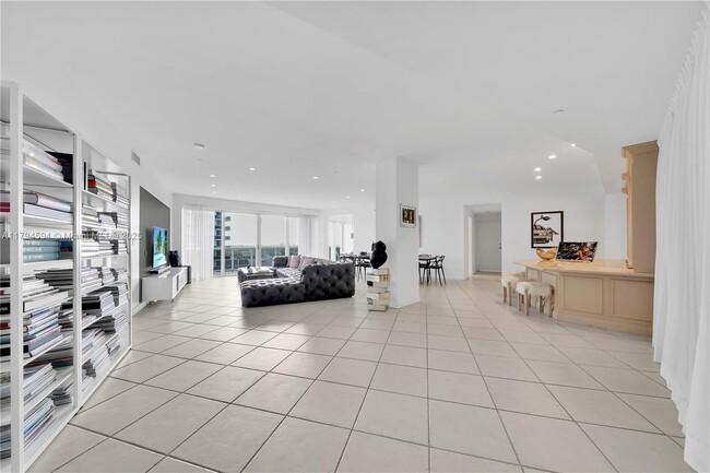Photo - 9601 Collins Ave Unidad 809 Rental