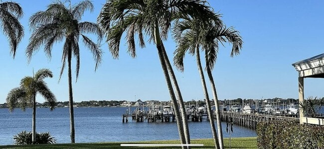 Building Photo - 150 SE Four Winds Dr Unit B-103 Rental