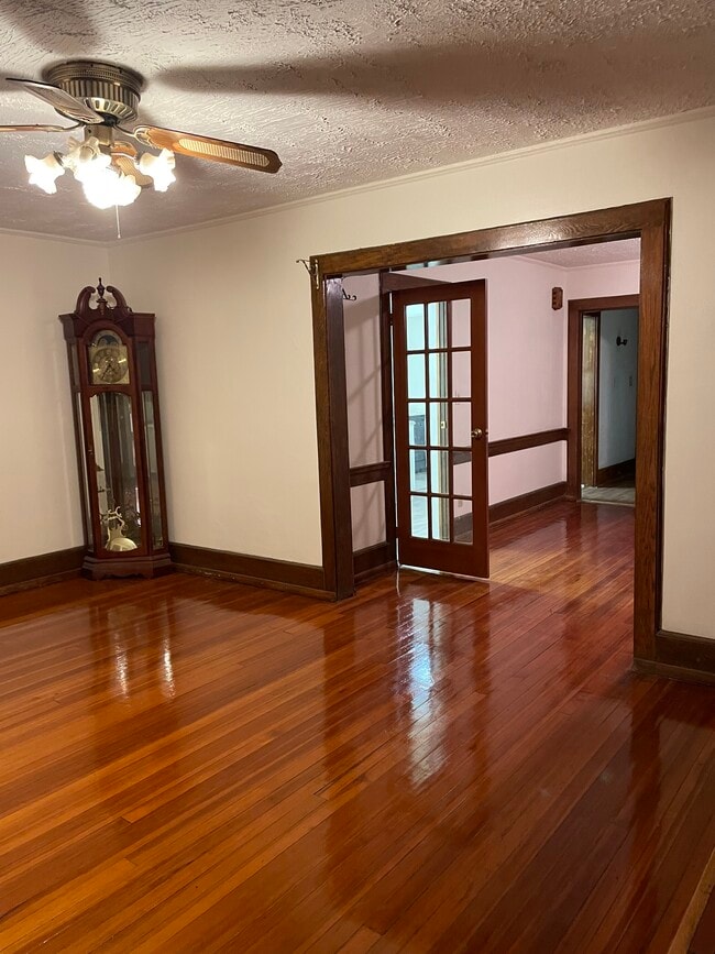 Living Room - Dining Room - gleaming hardwood floors - 340 Highland Ave Apartamentos Unidad 1st floor