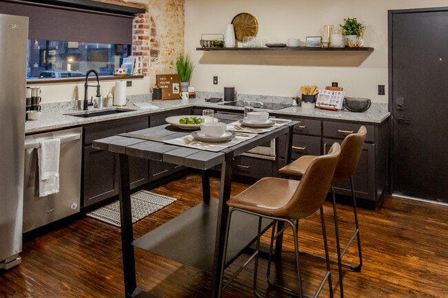 Building Photo - Velencia - Upscale Lofts On Midtown Trail