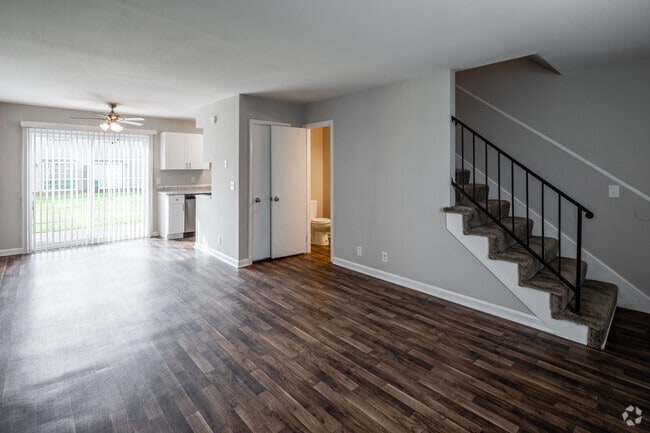 2BR, 1.5BA - 975SF - Living Room
