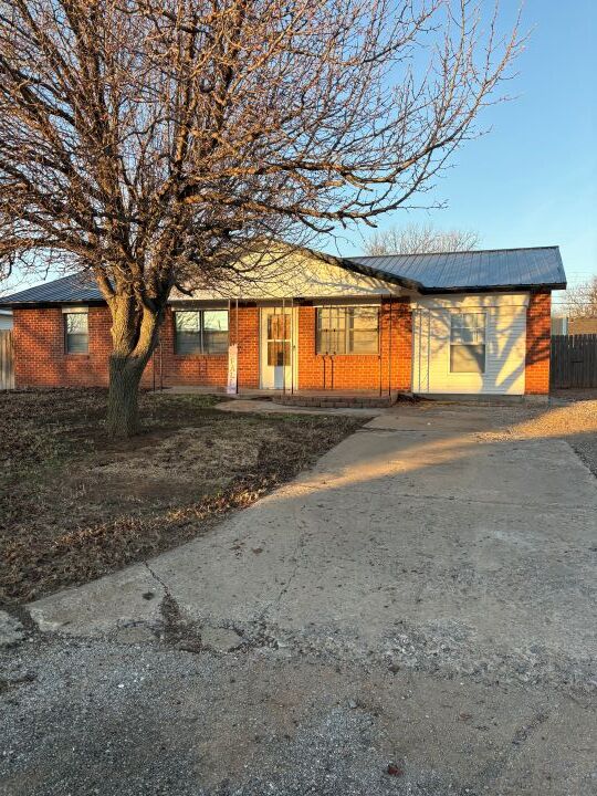 Building Photo - 203 Maple St