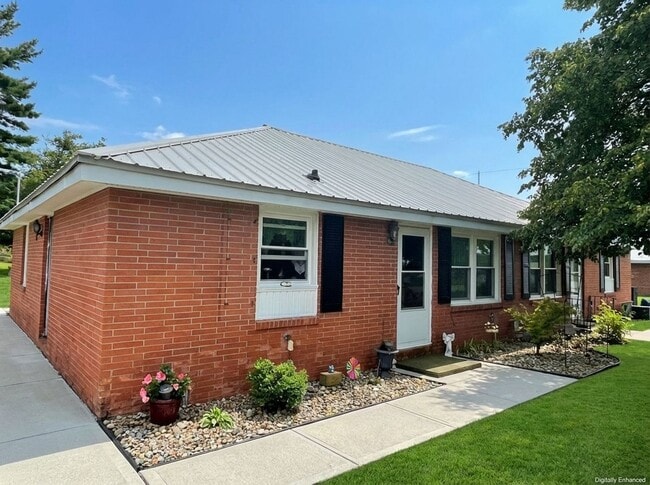 Photo - Welcome to the Fieldcrest Apartments!