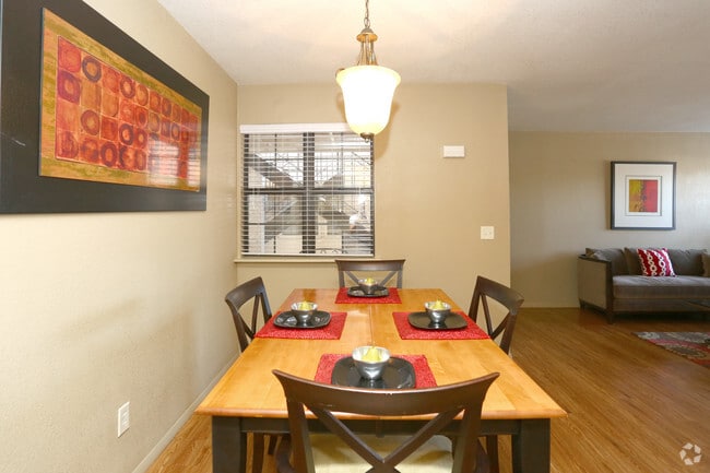 2BR, 1BA - 912SF - Dining Area
