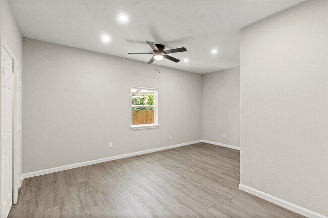 Photo - 8402 Bassett St