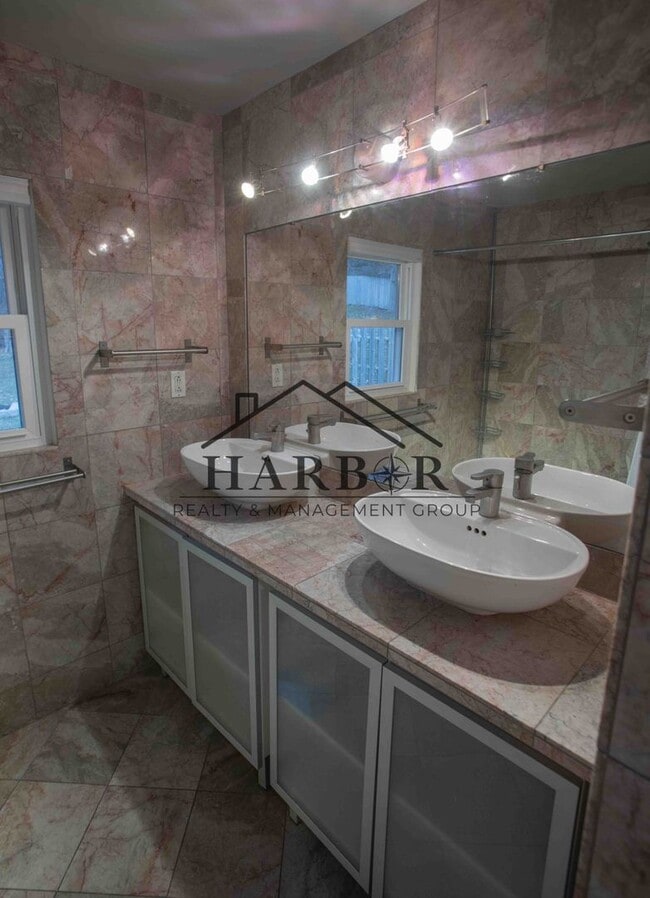 Building Photo - 2 Bedroom Single-Family Home in SW Rochest...