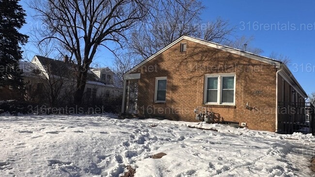 Building Photo - $675 - 2 bed 1 bath - Duplex Unit 225