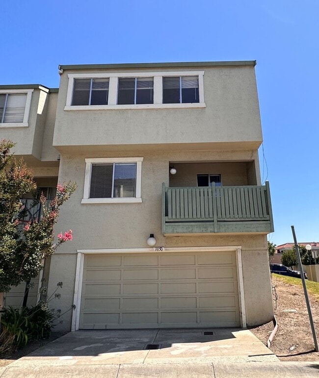 Building Photo - 3850 Meeks Terrace Rental