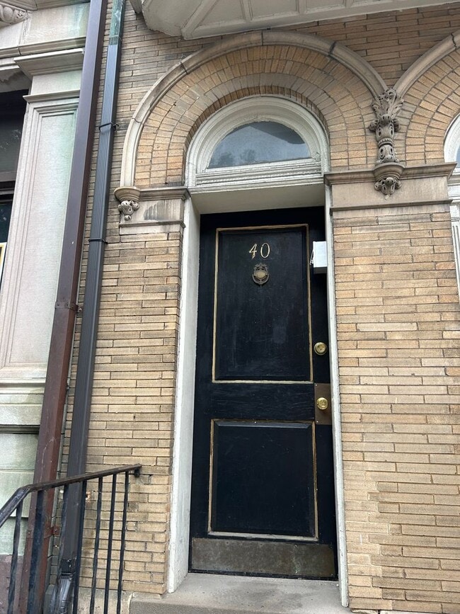 Building Photo - 40 N Queen St Unit 2R