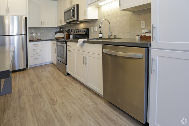 1BR, 1BA, Model - 686 SF