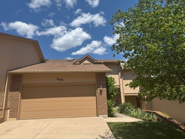 Building Photo - 2 BEDROOM, 2 1/2 BATH TOWNHOME W/2 CAR GAR...
