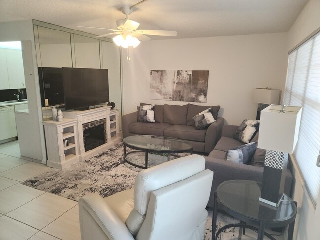 Building Photo - 3059 Ainslie Dr Unit D