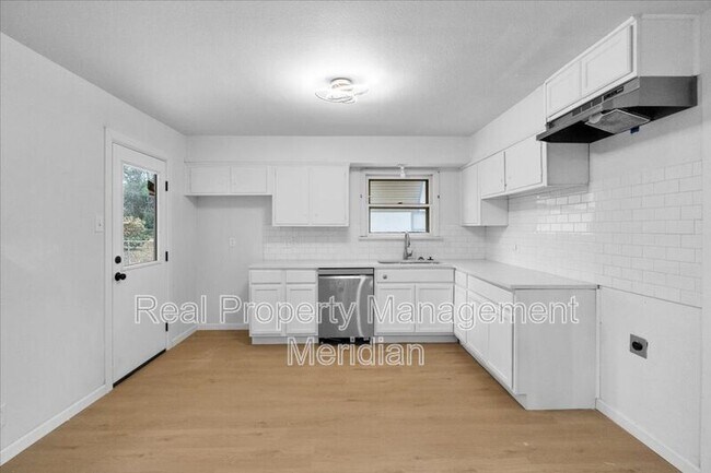 Photo - 2424 Cloverdale St