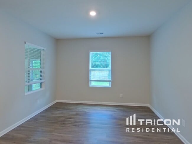 Photo - 225 Sinclair Way