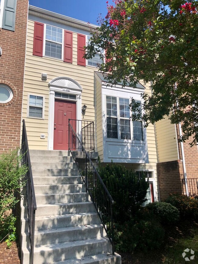 Building Photo - Charming 3 BR single Townhouse available now