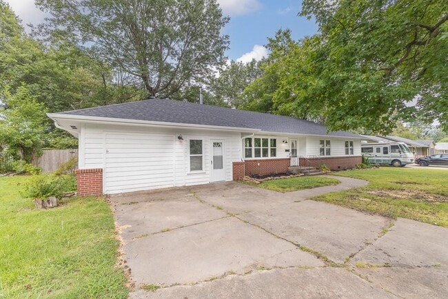 Photo - 301 Michael St