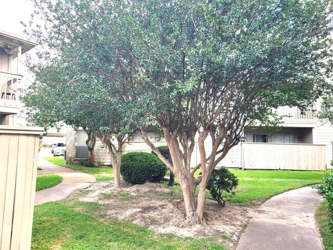 Building Photo - 3919 Fairmont Pkwy Unit 180