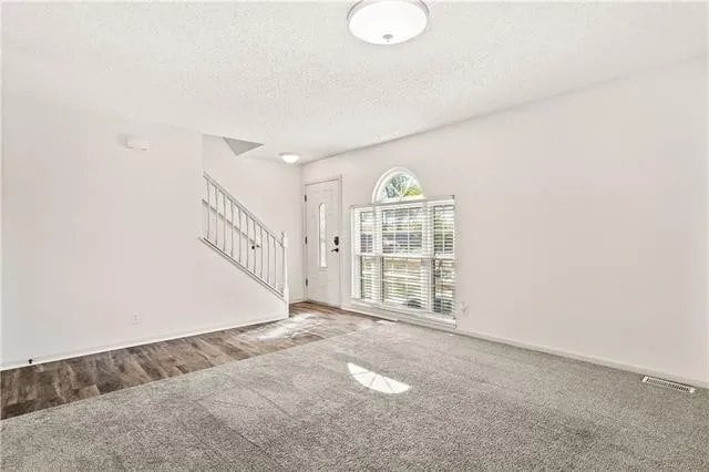 Photo - 215 Stonebridge Ln