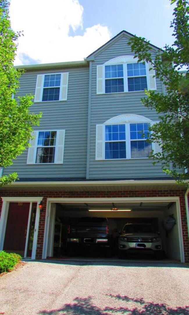 Photo - 720 Oaktree Blvd