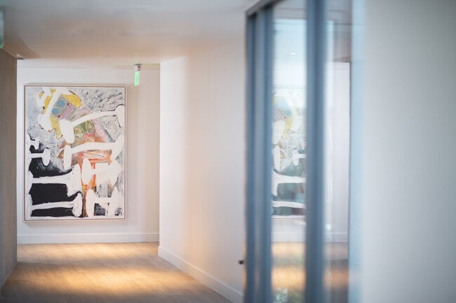 Disfrute de nuestra galería de arte seleccionada, con piezas en todo el edificio. - Six Hundred West Main