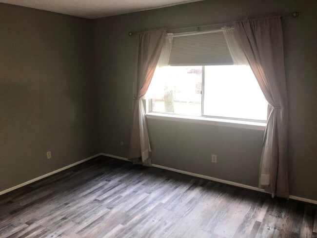 Large bedroom..plenty of room for a king - 2325 SW Briarwood Plz Unit 205 E