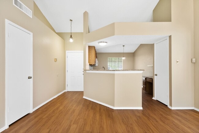8007 Forest Crossing