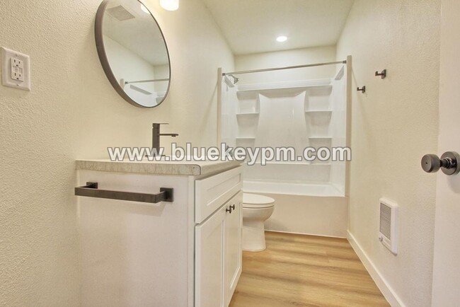 Photo - 1 Bed, 1 Bath Duplex Unit on Main Street in Washougal