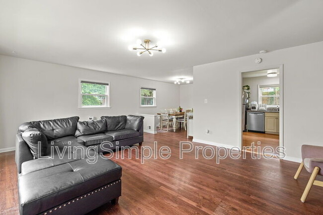 Photo - 1213 Gladstone Dr House