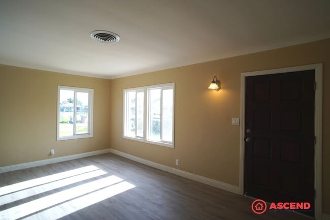 Photo - Adorable 4 Bedroom Bungalow!