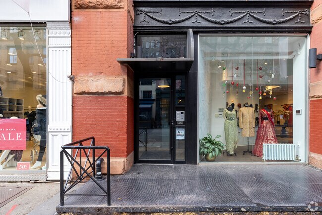 Entrance - 468-472 W Broadway