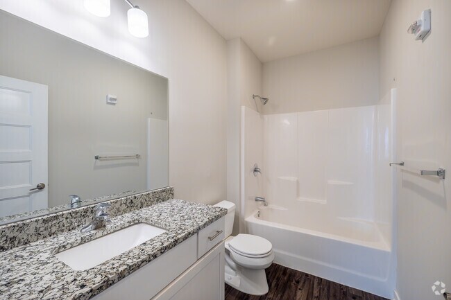 1BR, 1BA - 925SF - Bathroom