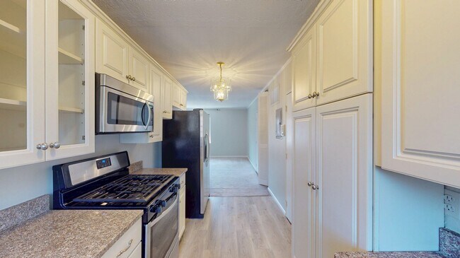 137 Lake Shore Rd Unit 4